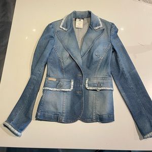 Trending D&G denim jacket! Great used condition and very stylish!